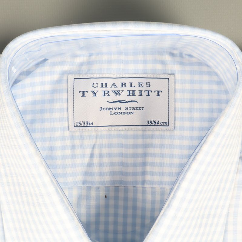 Etikett på skjortkragen Närbild av etiketten på skjortans krage