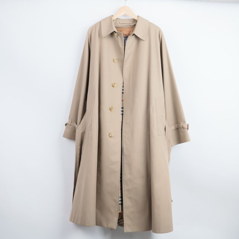 Öppen beige trenchcoat med mönstrat foder