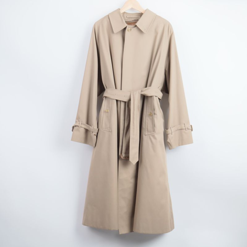 Framifrån, beige trenchcoat med knäppning