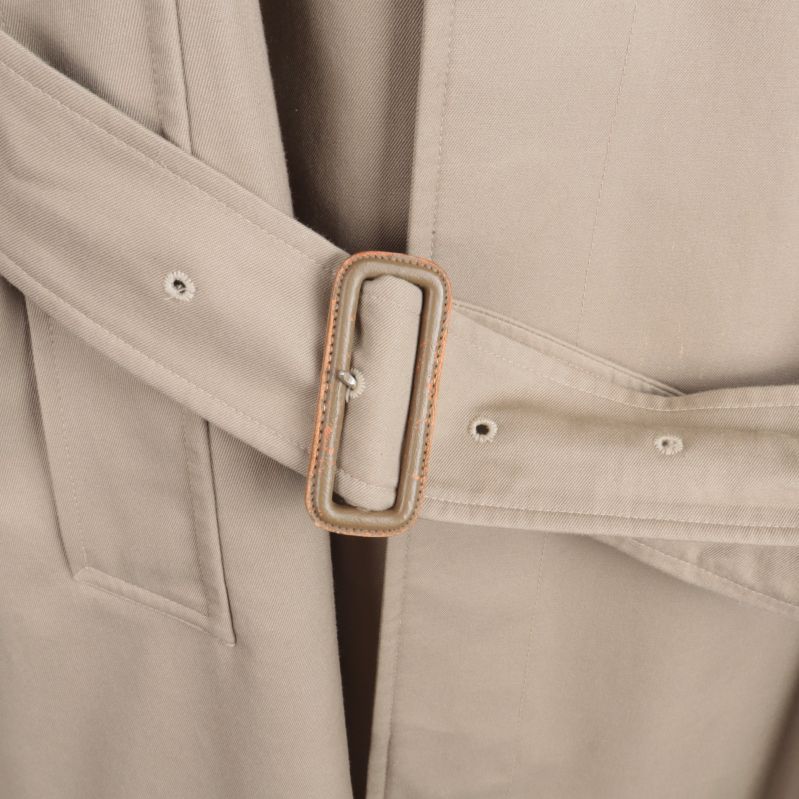 Närbild av bälte och midja på trenchcoat