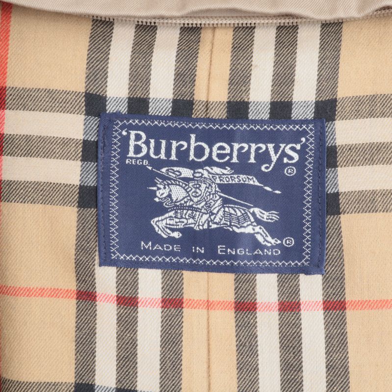 Märkesetikett från Burberrys inuti trenchcoaten