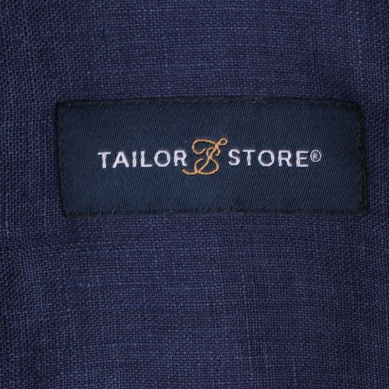 Etikett med: Tailor Store, på mörkblå skjorta
