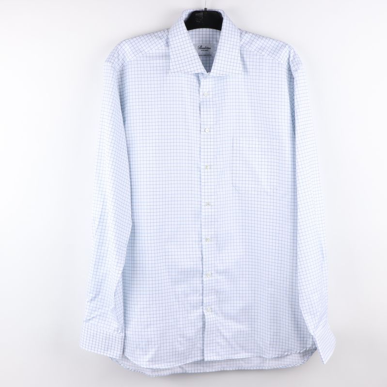 Framsidan av ljusblå skjorta med rutmönster