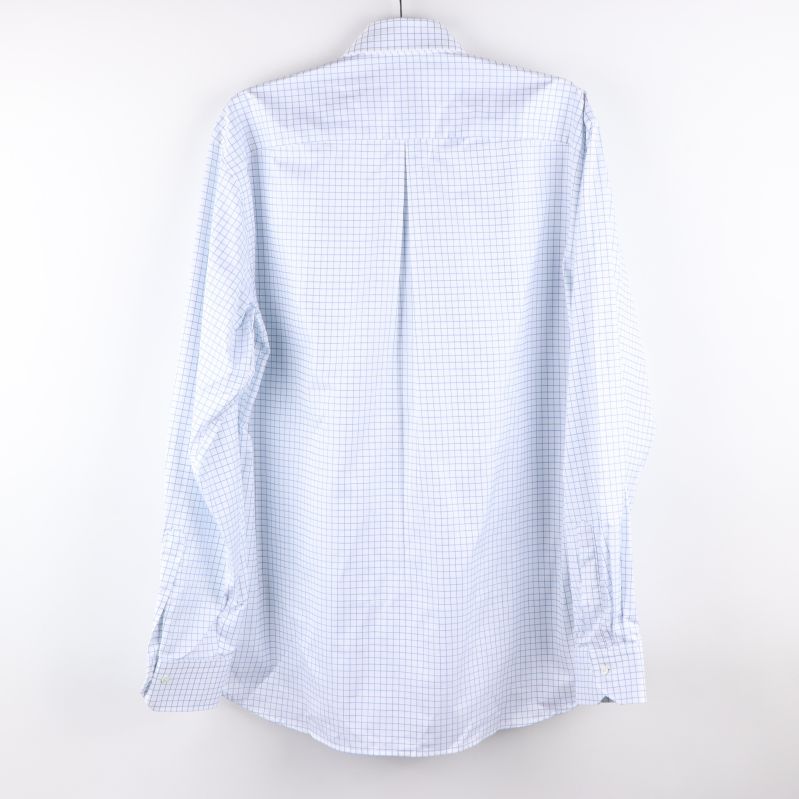 Baksidan av ljusblå skjorta med rutmönster