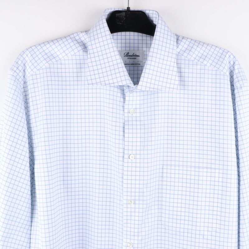 Närbild på krage av ljusblå skjorta med rutmönster