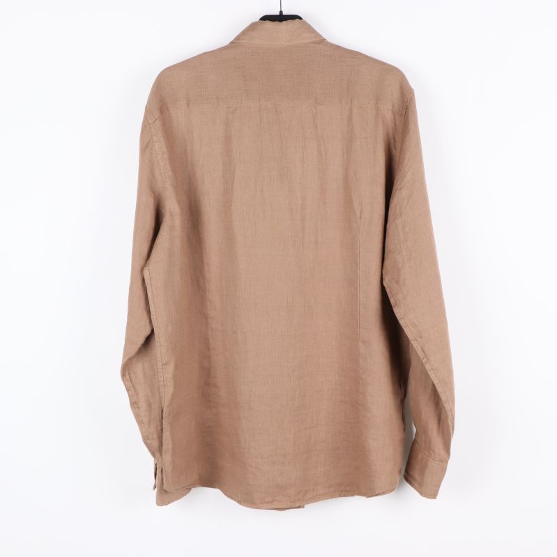 Baksidan av brun linneskjorta