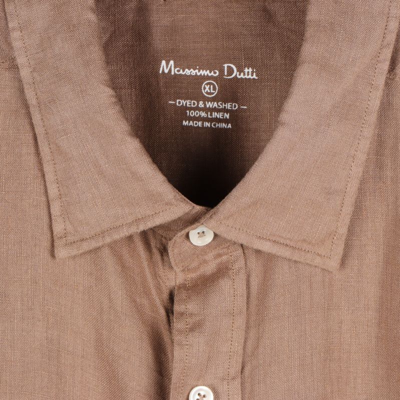 Närbild av krage och märkningen på skjortan