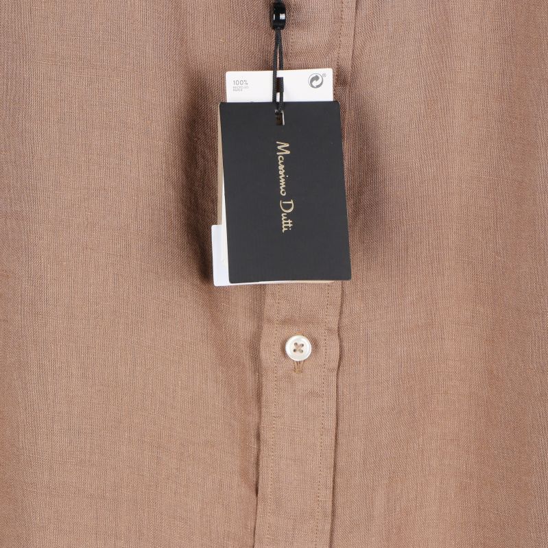 Etikett på brun linneskjorta