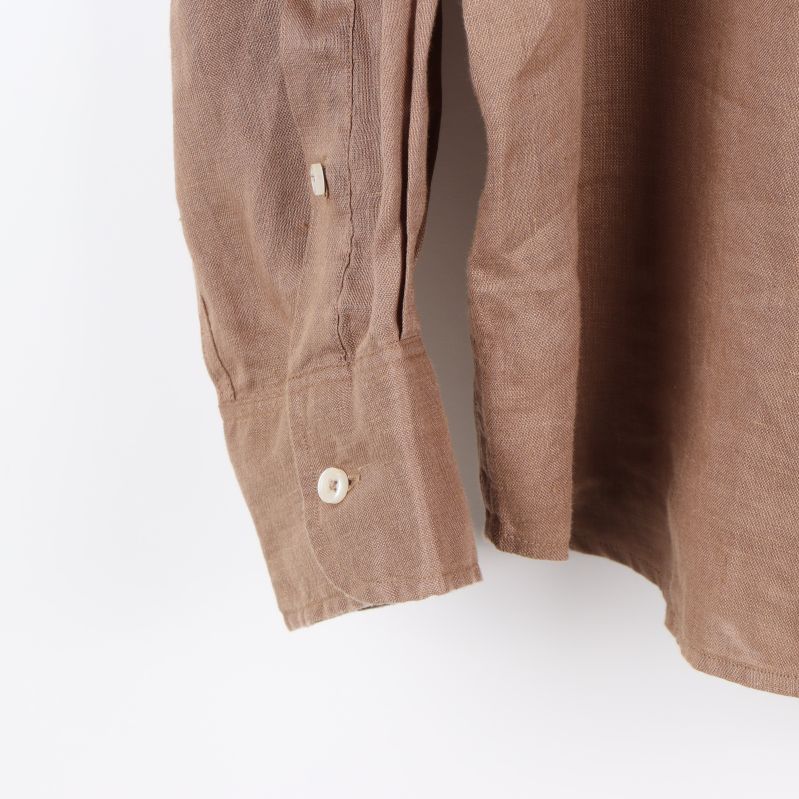 Ärmslut med knapp på brun skjorta