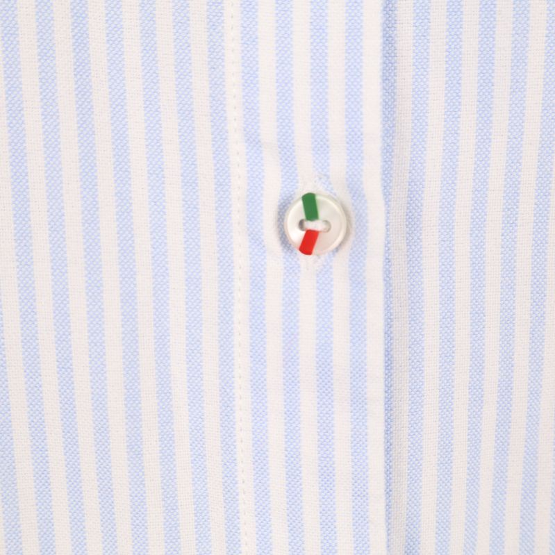 Närbild på knapp med tricolor-detalj
