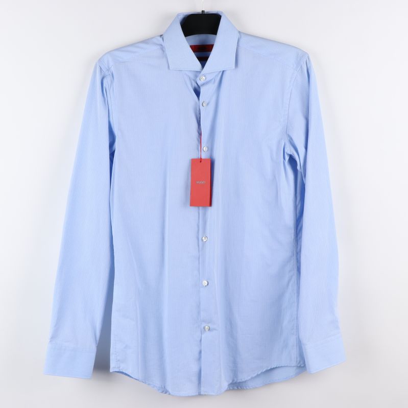 Ljusblå skjorta med knappar, framifrån