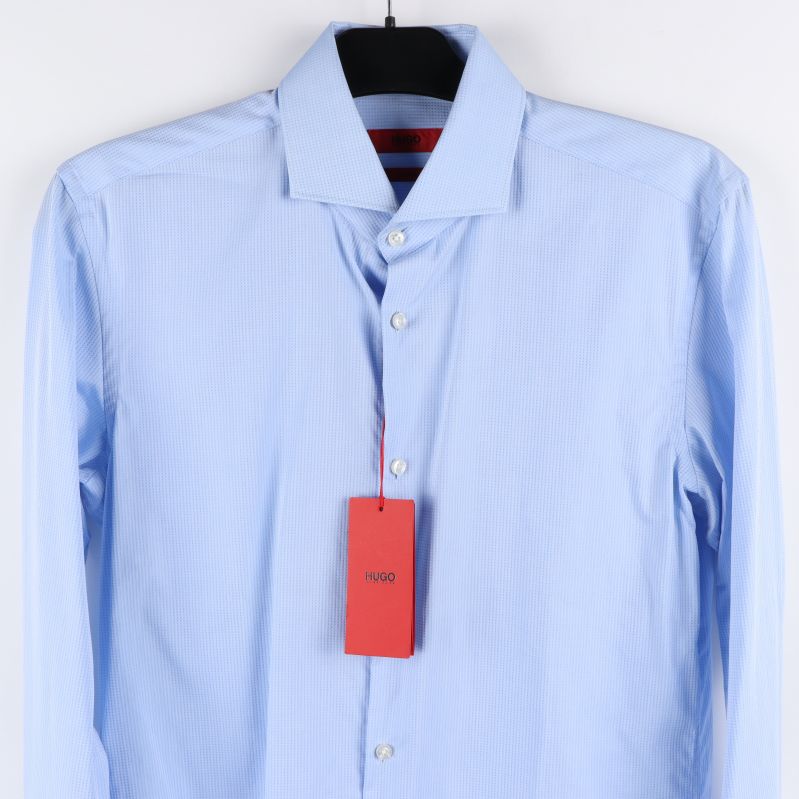 Närbild av kragen och framsidan på skjortan