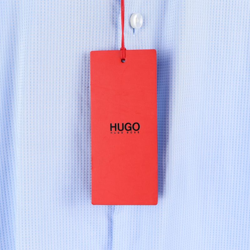 Röd etikett på ljusblå skjorta