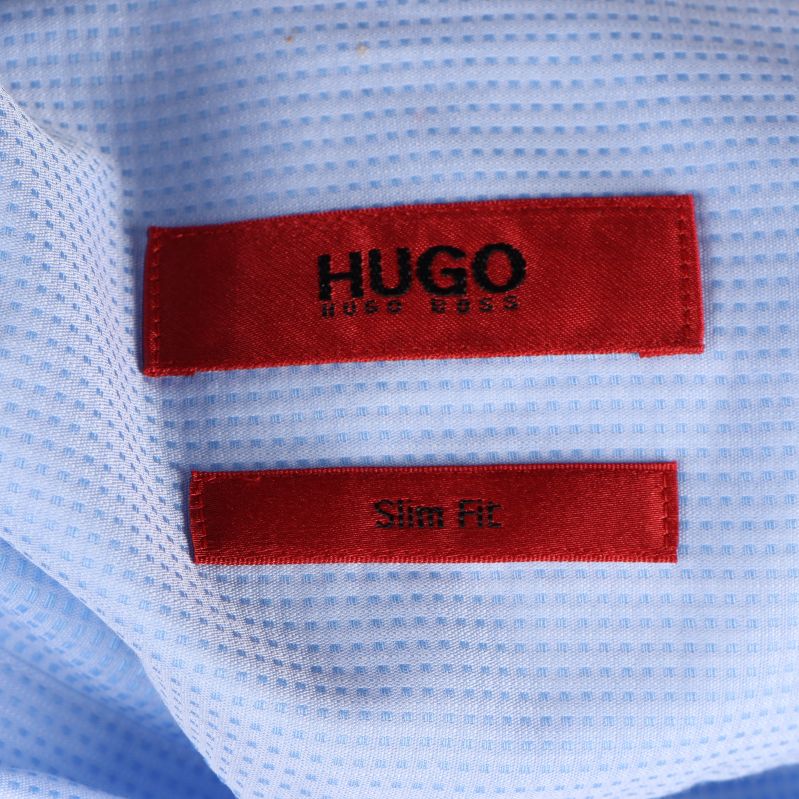 Etikett med märkets namn och 'Slim Fit'