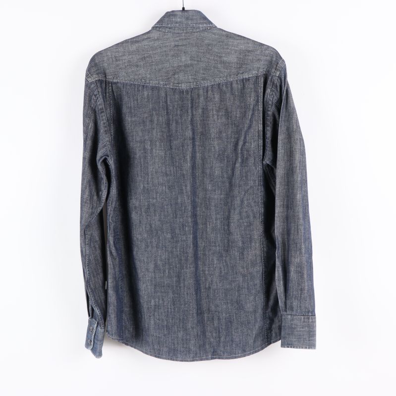 Baksidan av jeansskjortan med klassisk snitt