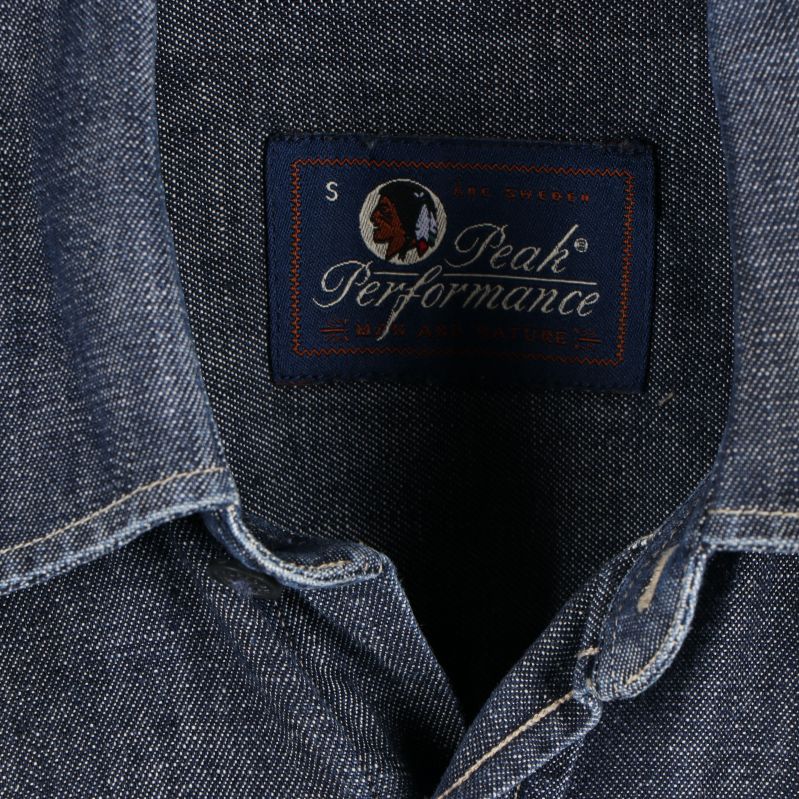 Label inuti jeansskjortans krage