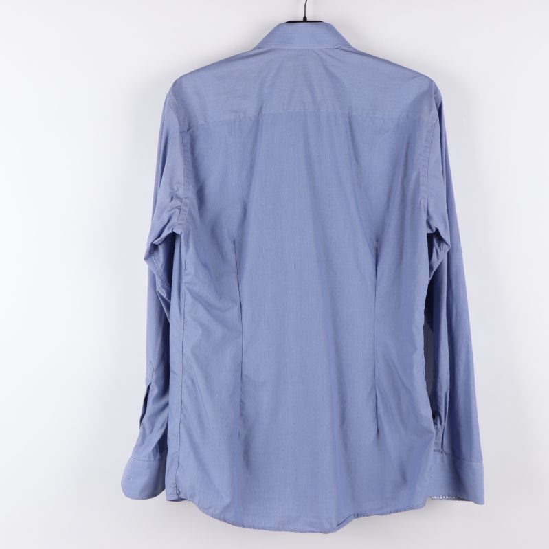 Baksidan av ljusblå skjorta med långa ärmar