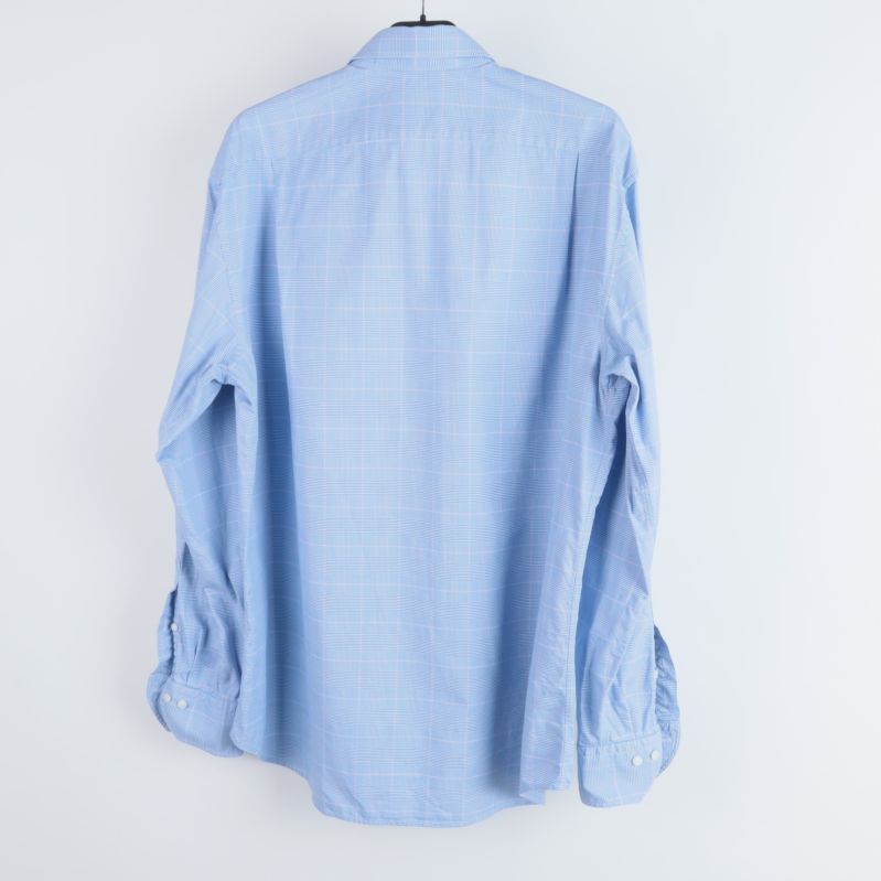 Baksidan av ljusblå skjorta med rutigt mönster