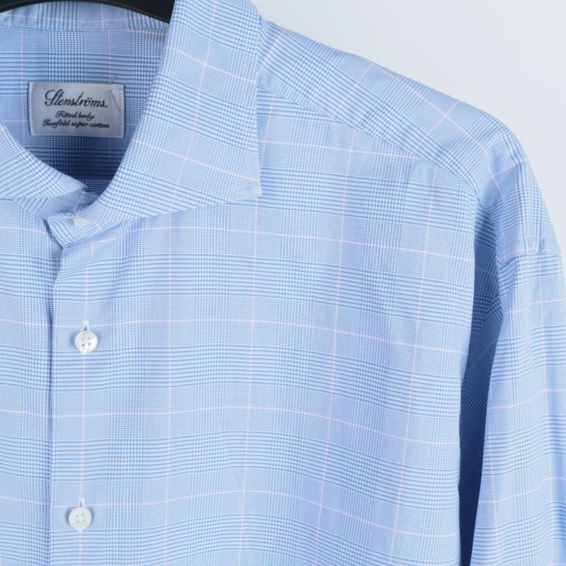 Närbild av skjortans rutiga mönster och krage