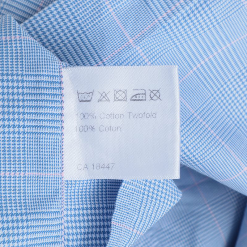 Tvättinstruktioner och materialinformation på etiketten