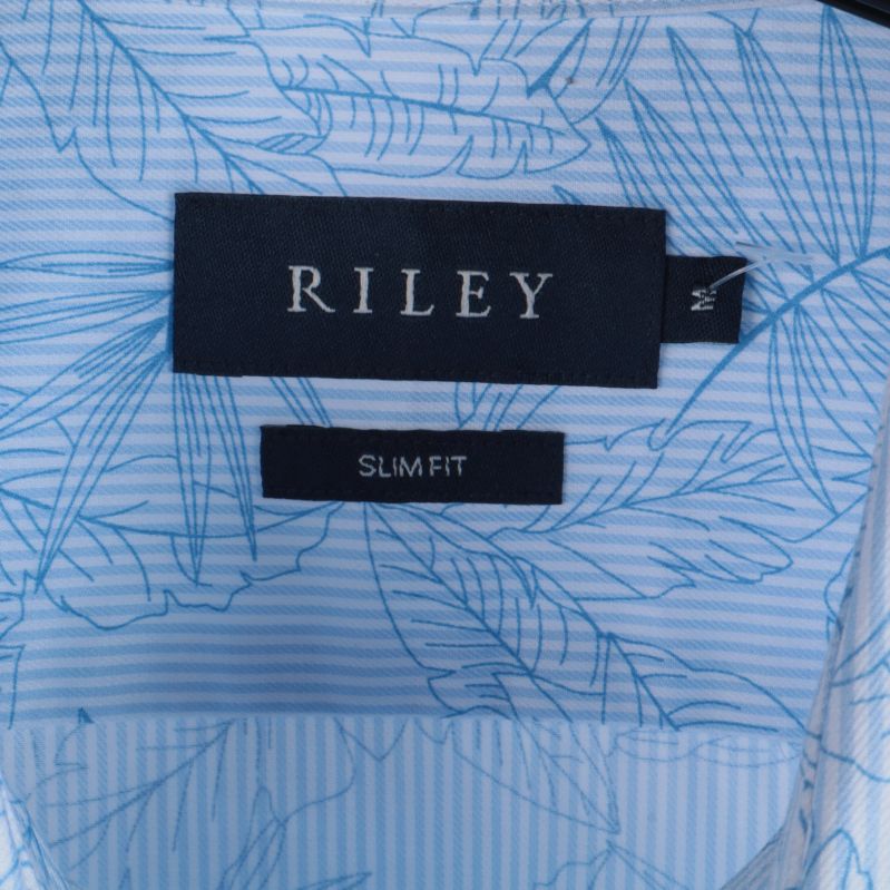 Riley-logotyp och slim fit märkning på skjortan