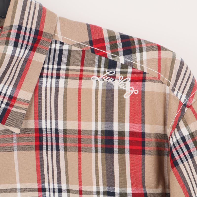 Broderad logotyp på axeln