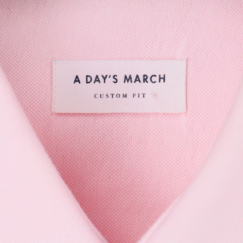 Närbild av A Day's March etiketten på skjortan