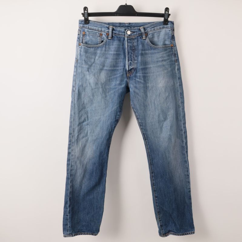 Blå jeans hängande 