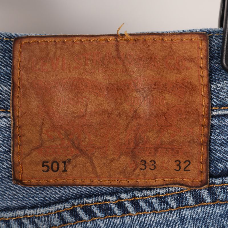 Etikett på jeans med storlek och modell