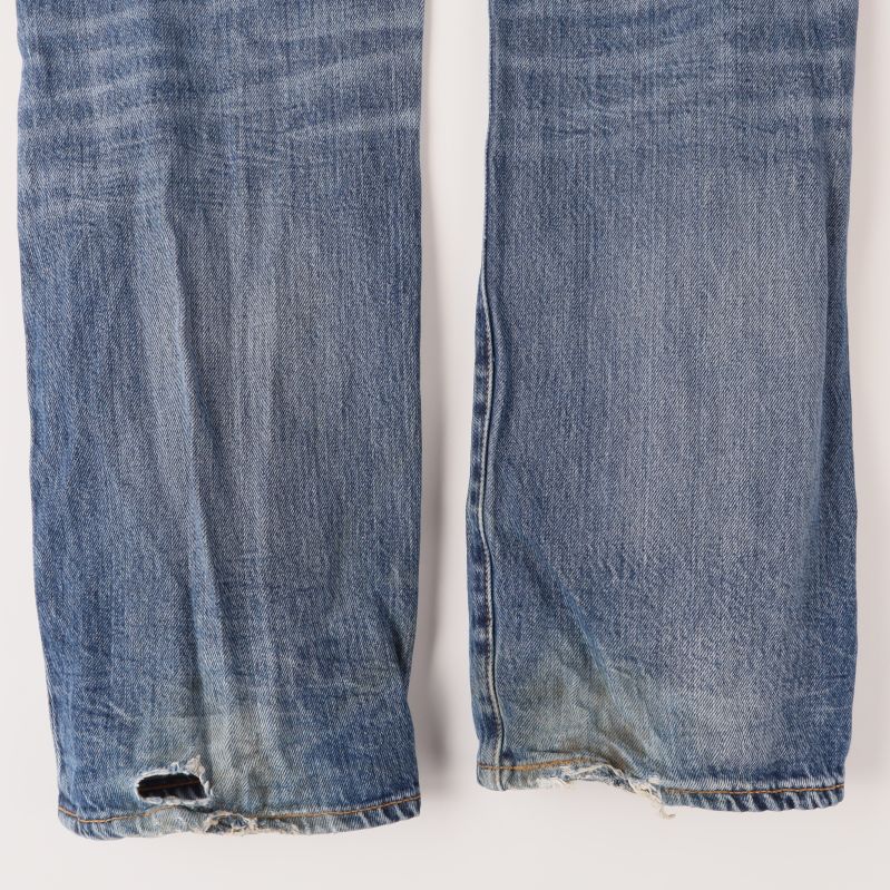 Nedre del av jeans med slitningar