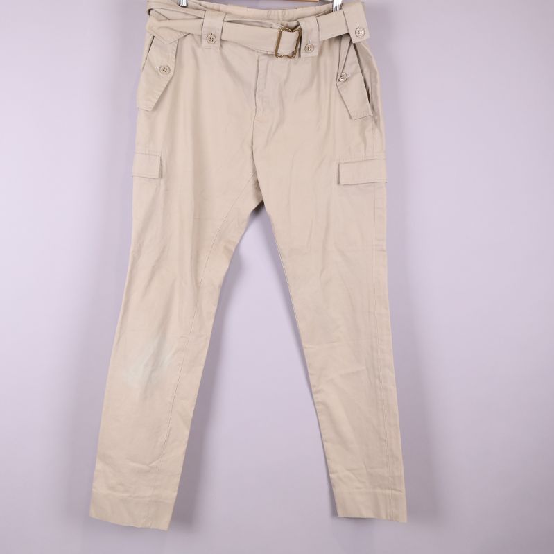 Framsidan av beige cargo byxor