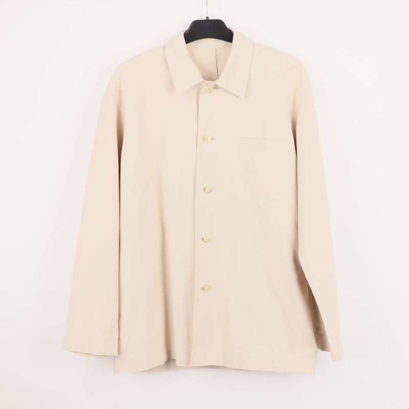 Framifrån, beige långärmad skjortjacka med knappar