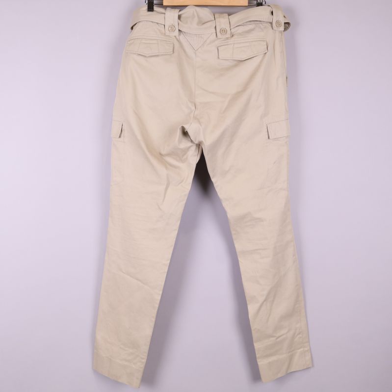Baksidan av beige cargo byxor