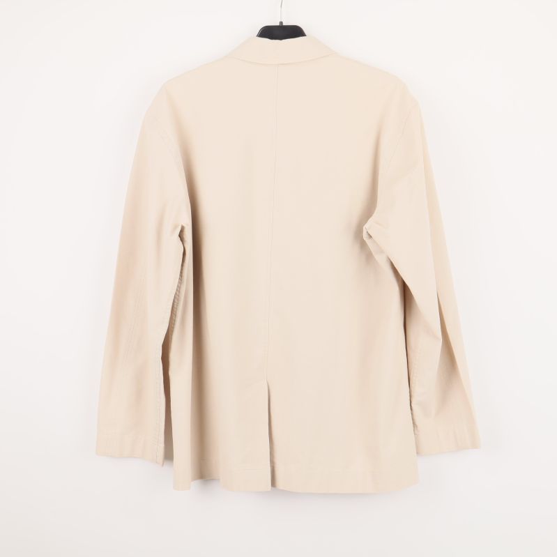 Baksidan av beige långärmad skjortjacka