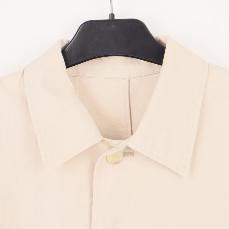 Krage och övre knappar på beige skjortjacka