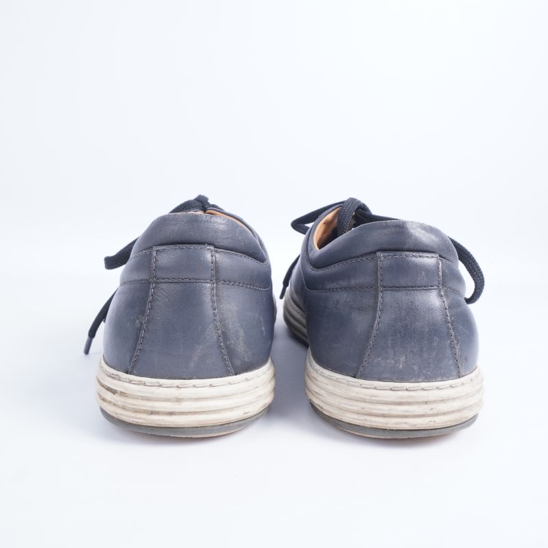 Baksida av mörkblå sneakers