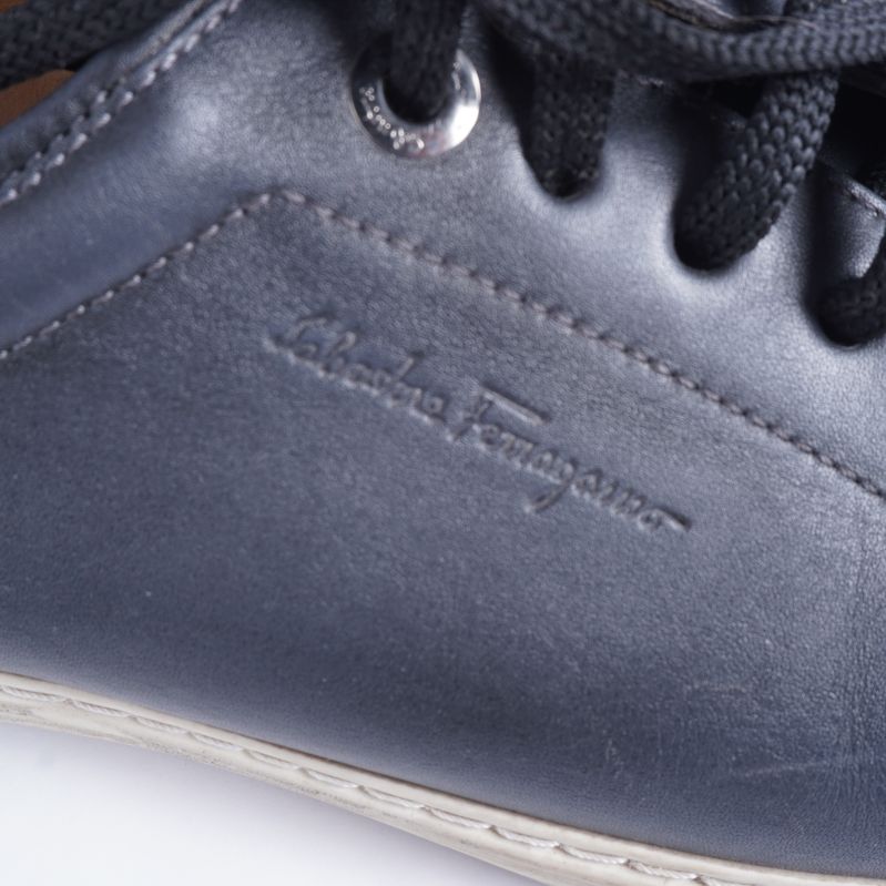 Närbild av märke på sneakers