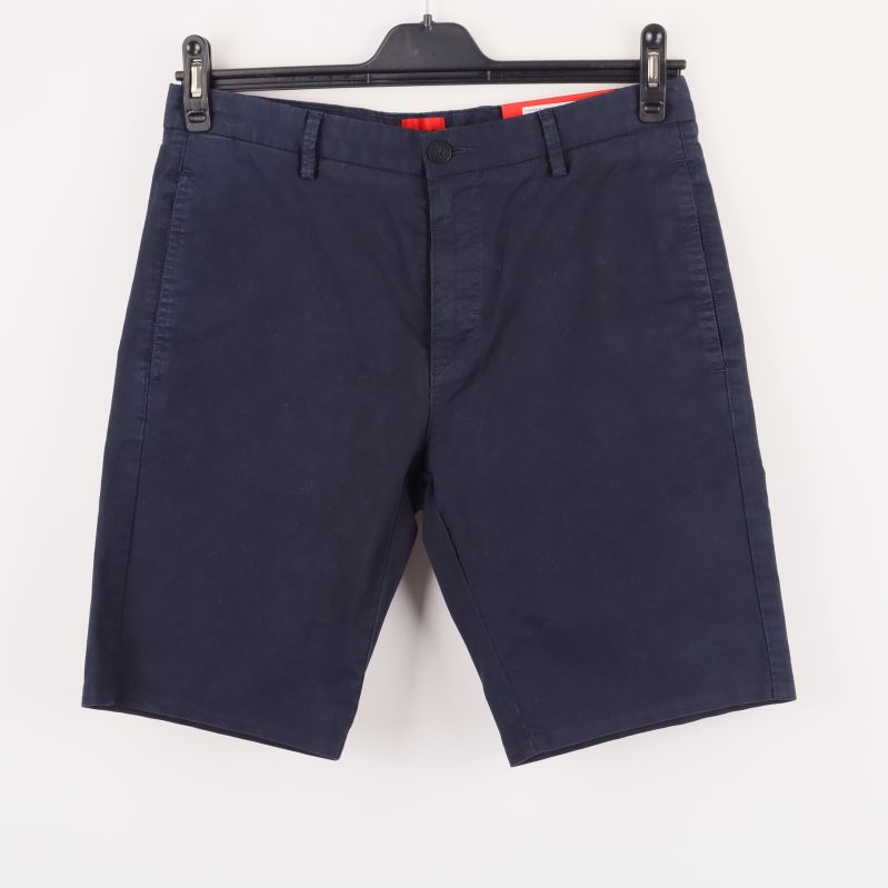 Marinblå shorts framifrån med fickor
