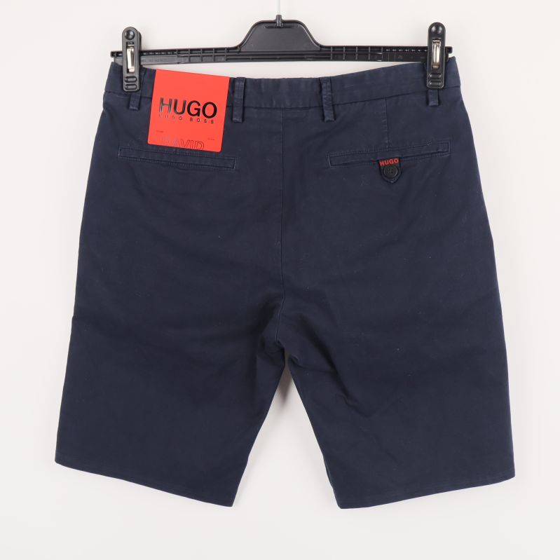 Marinblå shorts bakifrån med HUGO-logga