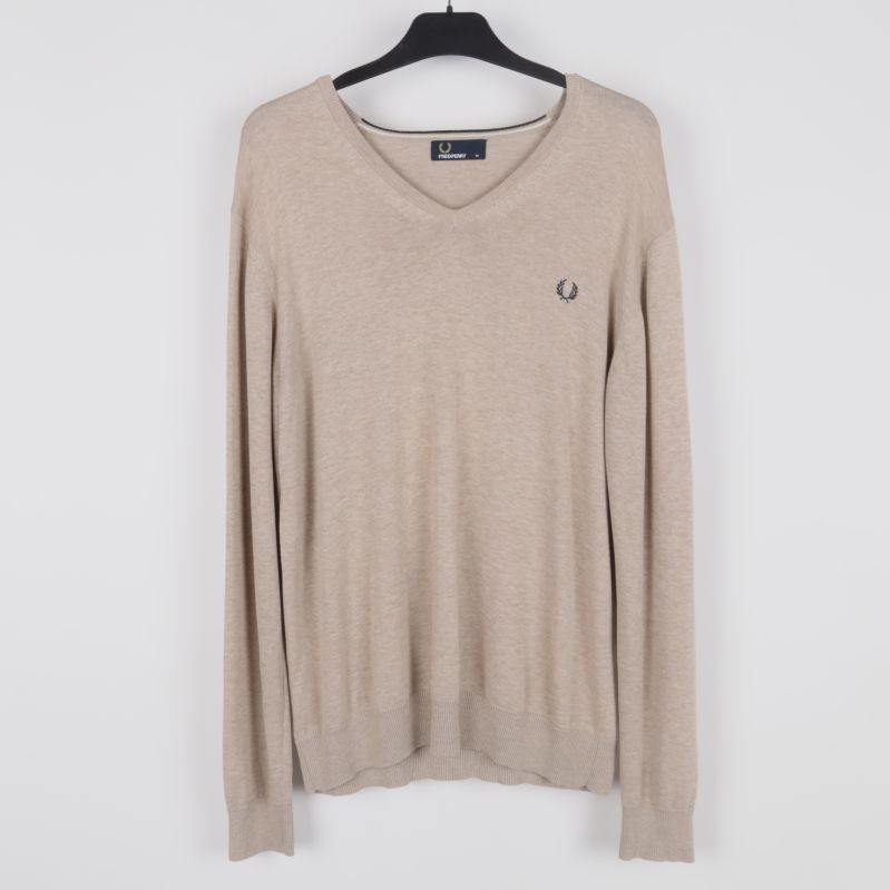 Beige V-ringad tröja framifrån på galge