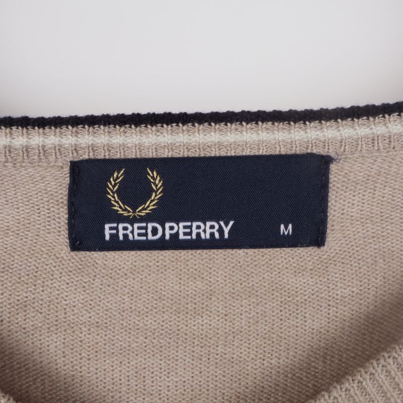Närbild på etikett med Fred Perry logga