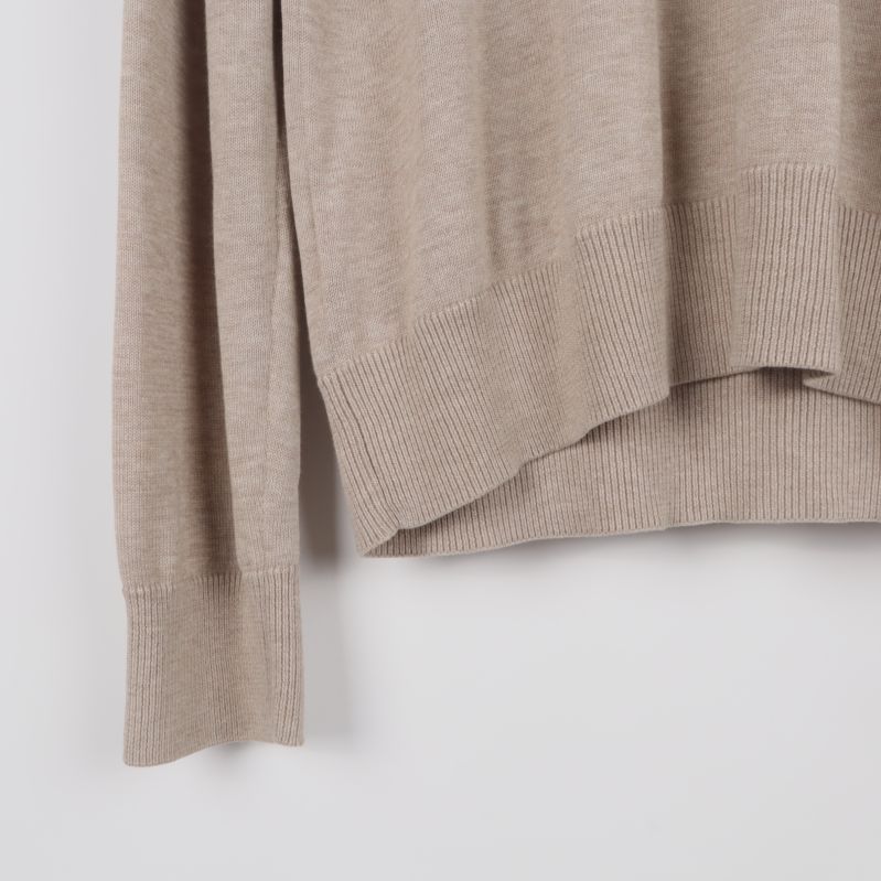 Ärm och nederdel av tröja, beige färg