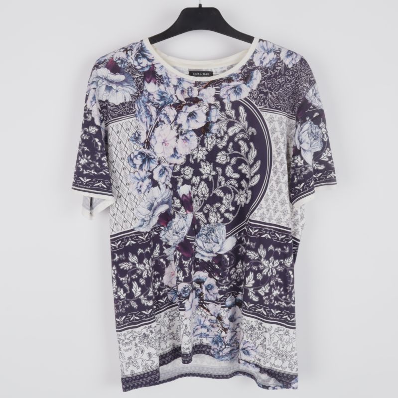 Framsida av t-shirt med blommönster