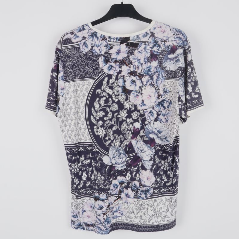 Baksida av t-shirt med blommönster