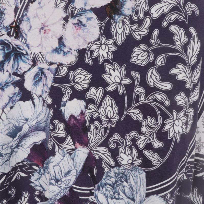 Detaljerad vy av t-shirtens blommönster