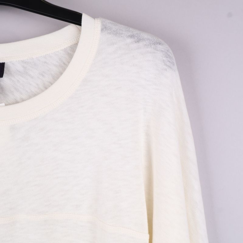 Närbild av t-shirts överdel och sömmar