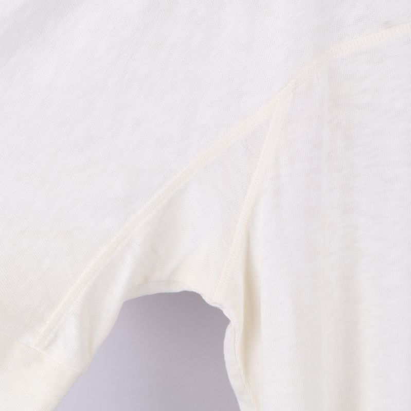 Underarmsdel av t-shirt visad i närbild