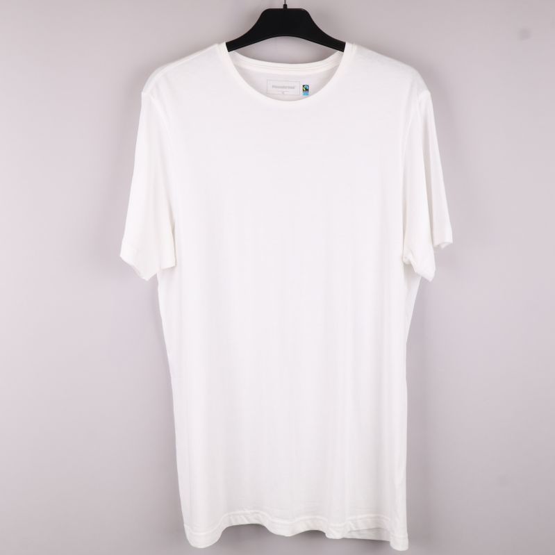 Vit t-shirt framifrån 