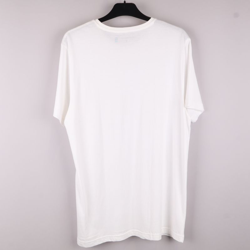 Vit t-shirt bakifrån visar hela plagget