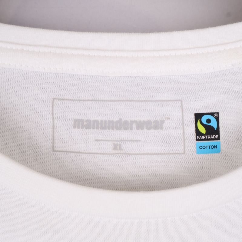 Närbild på t-shirtens nacketikett och Fairtrade-märke